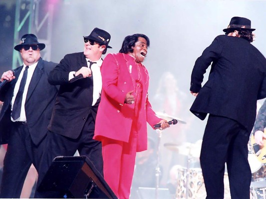4-1997 dirigió un escenario protagonizado por los blues brothers convirtiendo el evento en una parodia cómica que nadie entendió