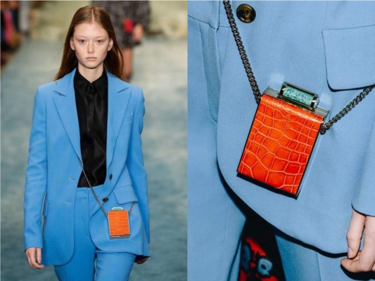Carolina Herrera nos presenta este must have en su versión clutch Mini Scala Insignia que sin duda nos tiene enloquecidos. Es tan versátil que lo podrás encontrar en diversas tonalidades como color mimosa, fucsia, naranja y verde. También incluye un asa para llevarlo como bandolera y poder transformar por completo todos tus atuendos.