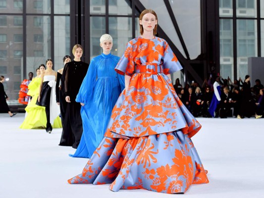 Una inyección de color y refinados vestidos de 'exuberancia disciplinada' definieron la colección de Carolina Herrera, la firma que hizo soñar al público con una colección elegante y contemporánea.