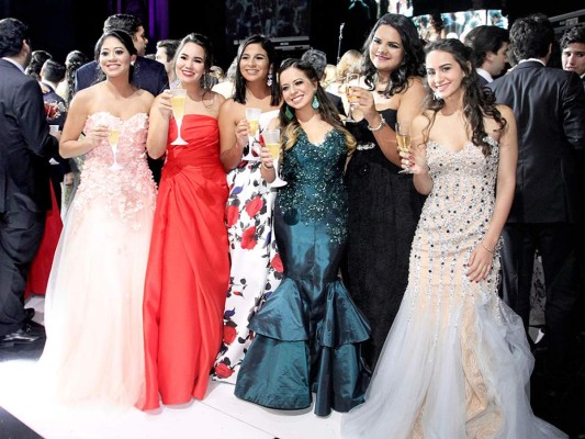 Glamour en la gala de la Escuela Internacional Sampedrana