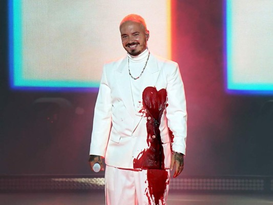 Aunque imaginamos su intención de lucir acorde al título de su álbum Colores, el colombiano J Balvin no encantó con su traje inmaculado y monocromático en blanco satinado, jersey de cuello y cadena dorada en el que resaltaba el grotesco efecto en pintura roja de un corazón desangrándose.