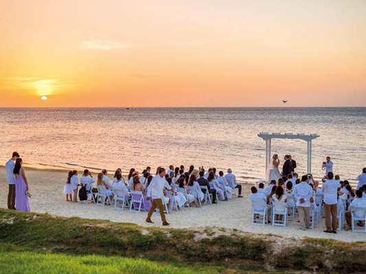 Albert García y Noren Caballero se casan en Roatán  