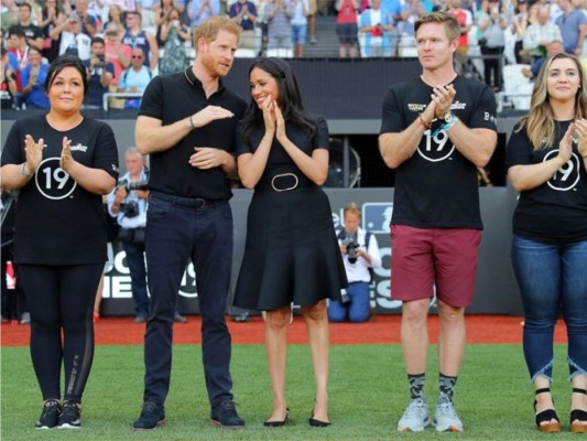 Meghan y Harry hacen aparición sorpresa en partido de baseball