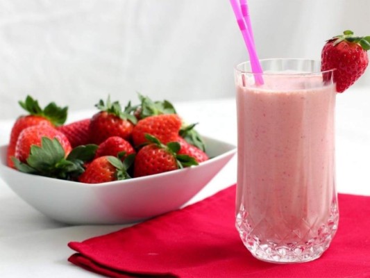 Batido de fresas: Puedes elaborarlo con medio litro de leche descremada, una taza de fresas, media taza de avena, una taza de yogurt light natural y un cuarto de taza de linaza. Comienza a ingerirlo durante las mañana o por la tarde y comenzarás a notar sus increíbles resultados.