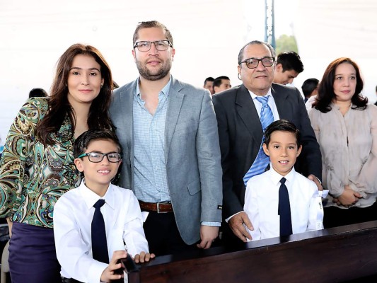 Estudiantes de Macris School realizan su primera comunión