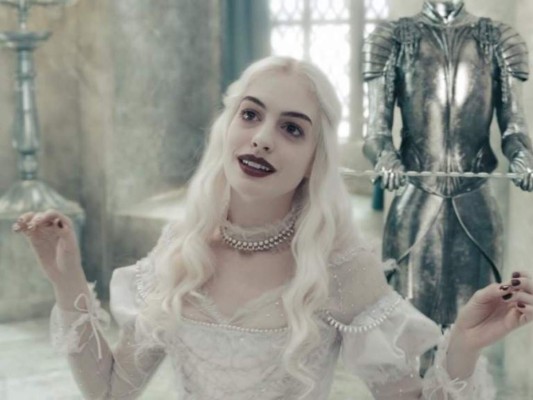Alicia en el País de las Maravillas.<br/> Cinta donde interpretó a la hermosa y noble reina blanca. Esto le permitió compartir grabaciones con Johny Deep, actor que jugó el papel del Sombrerero Loco.<br/>