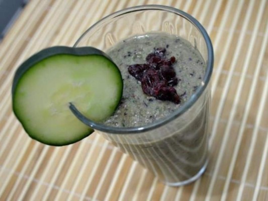 Batido de pepino, manzana, espinacas y arándanos<br/>El pepino ayudará a tener una mejor digestión, humecta y contrarresta dolores musculares; la manzana aporta ácido málico, el cual previene el desarrollo de piedras en el hígado; las espinacas ayudan a eliminar las grasas del hígado; los arándanos evitan que el hígado retenga líquidos y se inflame. Puedes ingerirlo una vez al día, preferiblemente por la mañana y en ayunas, durante un mes.<br/>