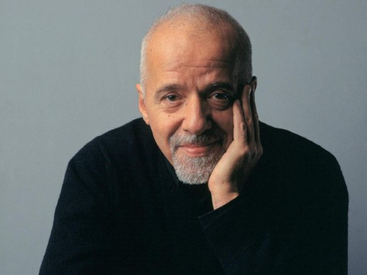 Paulo Coelho. Es uno de los hombres más reconocidos de la literatura; sus libros han sido traducidos en más de 80 idiomas y publicados en más de 170 países, acumulando 320 millones de volúmenes vendidos. El alquimista sigue siendo su obra más famosa.
