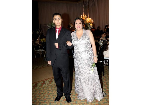 Desfile de padres y seniors DelCampo International School