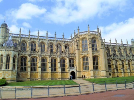 Después de esto, se espera que el cuerpo de Isabel II sea enterrado en la Capilla de San Jorge, ubicada en el Castillo de Windsor, donde están enterrados también sus padres, la Reina Madre y el Rey Jorge VI.