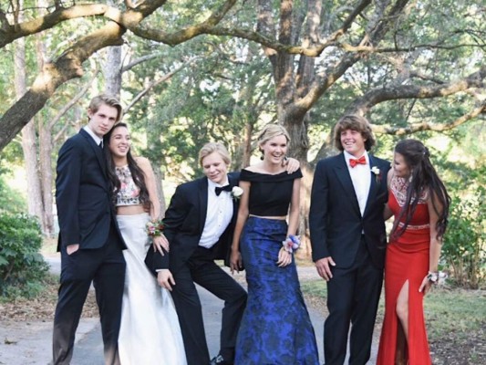 ¡Las poses perfectas para posar con tus amigos en la Prom!