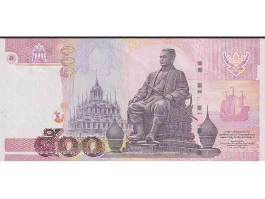 Un billete de 500 baht de Tailandia. Esto es aproximadamente equivalente a 10 £ de moneda británica.