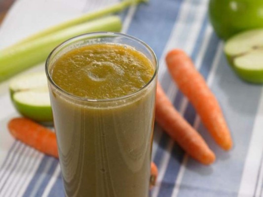 Jugo de zanahoria y manzana<br/>Te ayudará a eliminar las toxinas, regular la digestión y mejorará tu sistema cardiovascular.<br/>