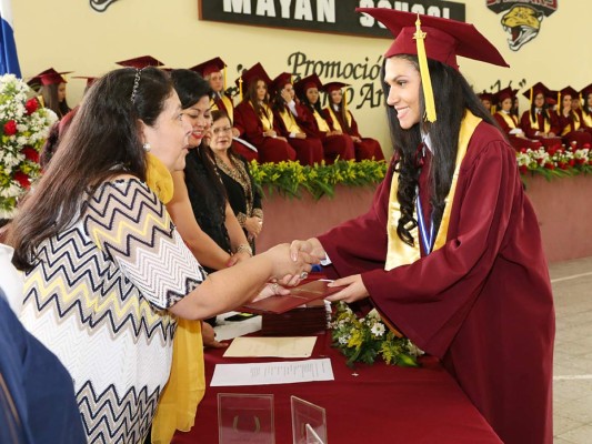 Entrega de títulos Mayan School II parte