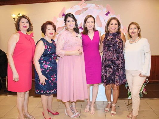 Tarde maternal para la futura mamá Olga Salas de Rivera