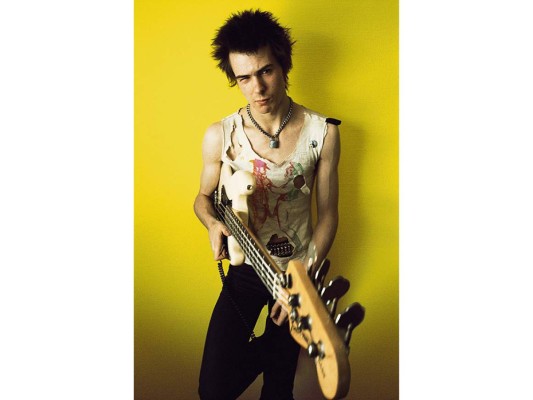 Sid Vicious. El guitarrista de los Sex Pistols acuchilló a su novia Nancy Laura Spungenr en la habitación 100 hotel Chelsea en Nueva York en 1978. Poco tiempo después, el músico se suicidó. Este hotel también hubiera sido el lugar de muerte de Dylan Thomas, pero fue rescatado de una sobredosis.