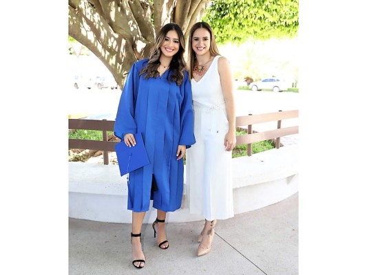 Isabella Cantón junto a su madre