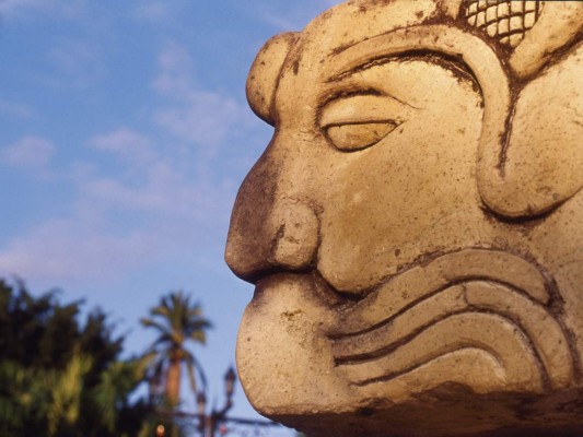 RECORRER SU HISTORIA. La ciudad de Copán fue fundada por los mayas en el siglo V. Alcanzó su máximo esplendor entre finales del año 600 hasta mediados del 700. La acrópolis fue abandonada en el año 822, entre otras razones porque empezaron a escasear los recursos. Las ruinas fueron descubiertas en 1576 por el español Diego García de Palacios, engullidas por la selva. En 1891, el Museo Peabody de la Universidad de Harvard obtuvo permiso del Gobierno de Honduras para realizar excavaciones en las cuales se descubrió la Escalinata de los Jeroglíficos, tumbas y esculturas.