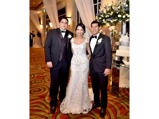 Así fue la boda eclesiástica de Scarleth Sandres y Manuel Cálix