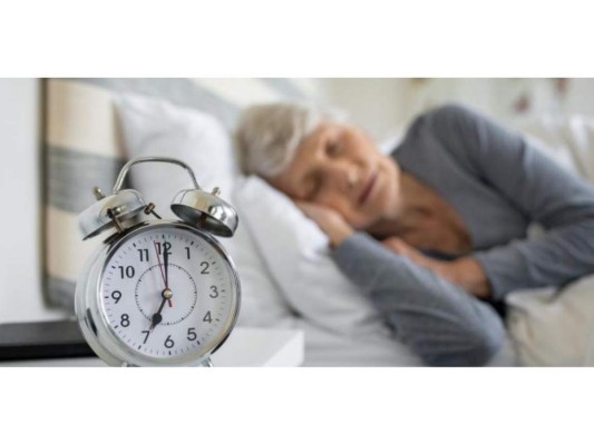 Duerme lo suficiente: Trata de dormir lo suficiente como para que puedas sentir reparado el cuerpo de los daños sufridos durante la jornada. Según algunos estudios, un mal descanso se asocia con un mayor riesgo de obesidad.