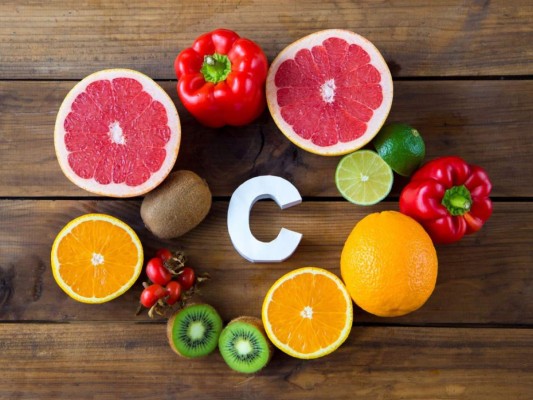 Vitamina C: Contribuye al cuerpo para evitar enfermedades respiratorias, así como acelera el desarrollo de los tejidos conectivos de forma saludable. Es sencillo consumirla a través de frutas, tales como naranja y fresa.