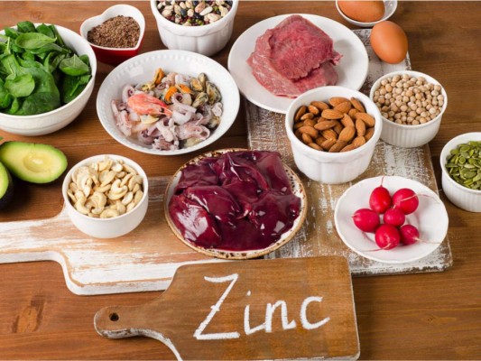 Zinc: Contribuye al sistema inmunitario a combatir los virus y bacterias que invaden el organismo. Además, equilibra el sistema hormonal y ayuda a la cicatrización de heridas.