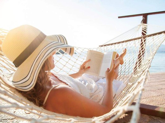 El ser humano nunca deja de crecer, evolucionar, transformarse…para hacerlo de forma positiva siempre necesitamos una ayuda extra, una guía que nos indique que vamos por el camino ideal. Esa es la razón de ser de los libros de autoayuda y crecimiento personal, que se convierten en una especie de guía que nos brinda las herramientas para enfrentar y manejar adecuadamente un sinfín de situaciones que ponen a prueba nuestra fortaleza. A lo largo de mi vida personal como en mi trayectoria de preparación como life coach he leído numerosos libros que han tenido un impacto positivo y que hoy comparto con ustedes. ¿Se animan a leerlos? Podrían cambiar su vida!<br/>