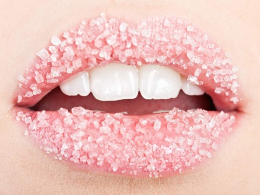 <br/>Bésame mucho: Labios suaves<br/><br/>Exfolia los labios una vez por semana para eliminar las celúlas muertas y devolverles el brillo y la suavidad perdidos. Prueba un exfoliante natural con una mezcla de azúcar natural y miel en partes iguales y frótalos suavemente por 30 segundos.