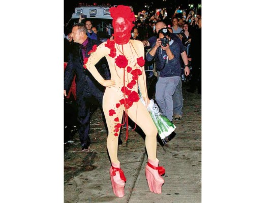 Un atrevido body nude con aplicaciones de rosas rojas