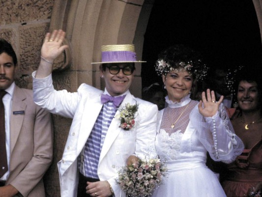 Elton John estuvo casado durante cuatro años con Renate Blauel, una ingeniera de sonido alemana con quien contrajo matrimonio en 1984