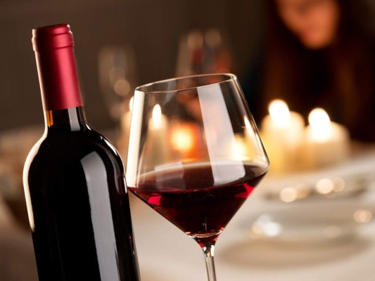 Vino rojo. Beber una copa de vino rojo al día no sólo es bueno para tu corazón sino también para tu piel. Y es que está comprobado que su antioxidante llamado resveratrol, tiene efectos anti envejeci-miento y antiinflamatorios.