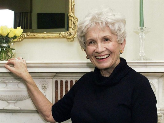 Alice Munro<br/>La escritora canadiense fue muy reconocida por la maestría de sus relatos cortos contemporáneos, acto que fue premiado con el Nobel de Literatura.<br/>