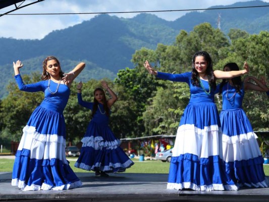 Los seniors de la Escuela Bilingüe Academia Americana, mostraron su talento para la danza moderna.