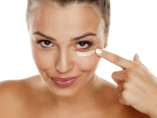 Di adiós a las ojeras<br/>Una de las magníficas funciones de este aceite es que también ayuda a eliminar las ojeras, además no irrita la piel ni los ojos, gracias a sus propiedades y la naturaleza de su elaboración.