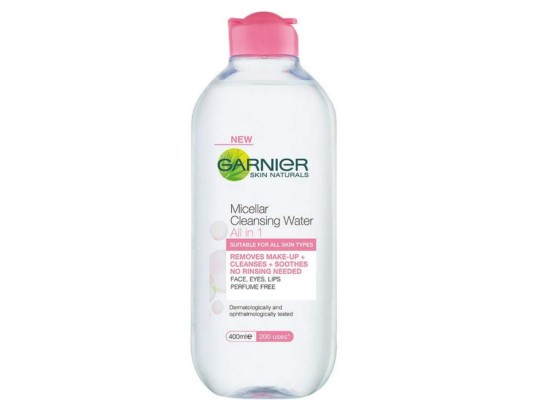 Micellar Cleansing Water. El agua micelar es el más impresionante desmaquillante, limpiador facial y producto para el cuidado de pieles sensibles que hemos visto en mucho tiempo.