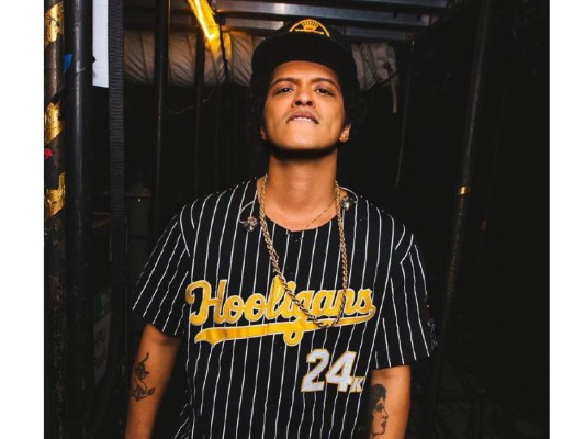 Uno de los cantantes más bajitos es Bruno Mars, el mide 1.65 m.