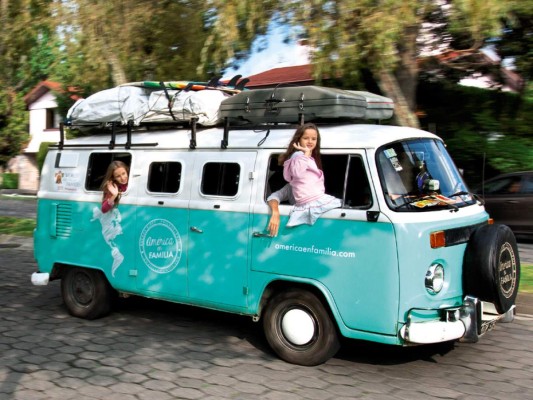 Una mini combi Volkswagen remodelada, fue el vehículo que los transportó desde Buenos Aires.