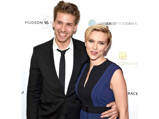 Scarlett y Hunter Johansson. Tres minutos después de la actriz nació su hermano Hunter, quien apareció con ella en la película Manny & Lo y ahora trabajó en la campaña de Barack Obama. El parecido entre ambos se da por hecho, quizá lo único que les diferencia es la estatura.