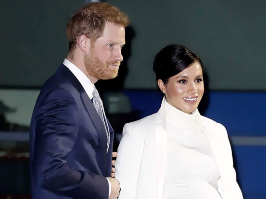 Megan Markle deslumbra con elegante vestido blanco en Londres