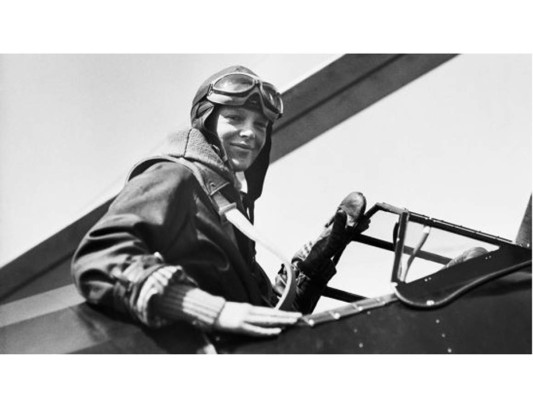 3. Amelia Earhart, fue la primera mujer en volar a través del Océano Atlántico. La estadunidense se convirtió en todo un ídolo nacional y en portavoz del feminismo, representaba los derechos y la lucha de la mujer en la sociedad de entonces. Su trágica desaparición al intenta dar la vuelta al mundo en 1937 la convirtió en toda una leyenda.