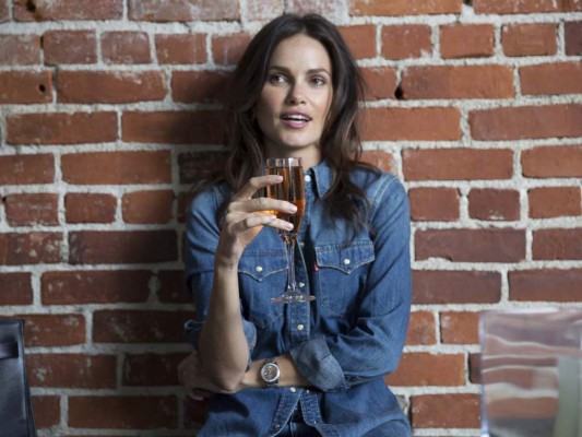 #2 Beber en exceso. Esta bien tomar un poco pero si tu gusto por las bebidas alcohólicas se sale de control posiblemente tu pareja no este feliz con la situación.