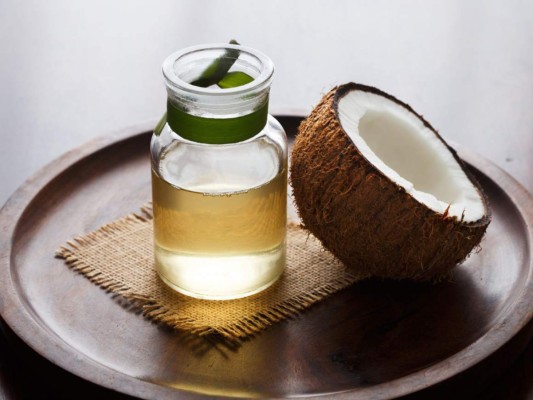 El aceite de coco es otro producto eficiente para eliminar estrías blancas gracias a los ácidos grasos y las vitaminas que posee. Utilízalo en líquido a diario y frota de forma circular hasta que penetre la piel.