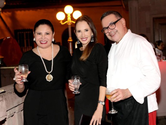 Rojo celebró sus 20 años en el Teatro Manuel Bonilla