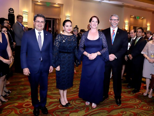 El Presidente de la República Juan Orlando Hernández, la primera dama Ana García de Hernández, la Encargada de Negocios de la embajada de EE.UU, Heide B. Fulton y su esposo James Fulton (fotografías: Hector Hernández)