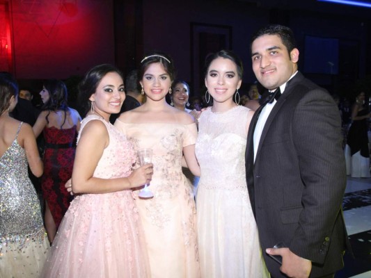 Glamorosa gala de la Escuela Internacional Sampedrana