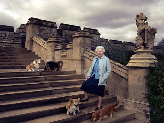Para celebrar el cumpleaños de la Reina Isabel II intentamos darte un vistazo, con fotos, de la vida que ha llevado.