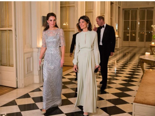 Kate Middleton optó por un diseño al estilo old glam en baby blue y bordados florales de la diseñadora inglesa Jenny Packham que combinó a la perfección con un peinado y maquillaje discreto
