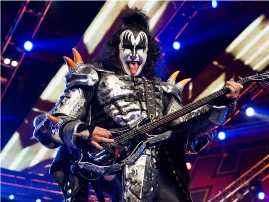 Hay artistas que sobre el escenario tienen expresiones que los caracterizan e identifican donde sea, ese es el caso de Gene Simmons bajista de la banda de rock Kiss quién aseguró su lengua por 1 millon de dólares