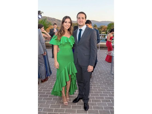 Eduardo Interiano y Lucía Chicas celebran boda a la orilla del mar   