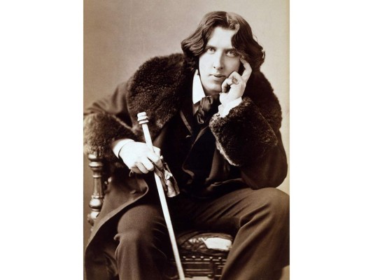 Oscar Wilde. Murió en la habitación 16 de un hotel en París. Se sabe que dejó una gran deuda de hospedaje. El escritor tenía 46 años y su salud se había debilitado, así que su muerte se debió a una meningitis cerebral. El edificio ha sido renombrado Chateau Marmont, USA<br/>